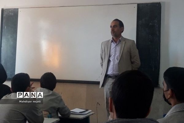 برگزاری جلسات جهاد تبیین در دبیرستان امام علی(ع) یک رودهن