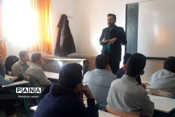 برگزاری جلسات جهاد تبیین در دبیرستان امام علی(ع) یک رودهن