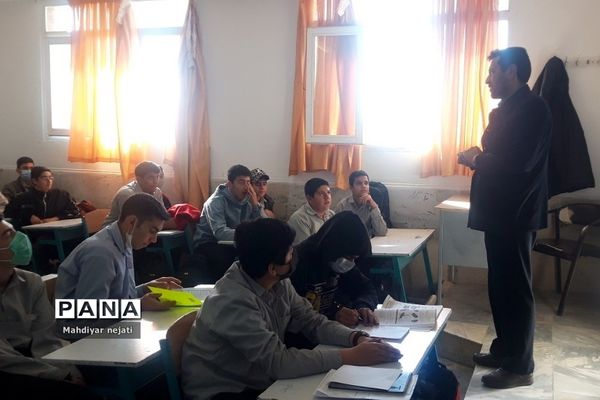 برگزاری جلسات جهاد تبیین در دبیرستان امام علی(ع) یک رودهن