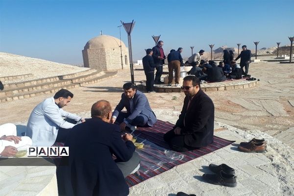 کوهپیمایی مربیان ومعاونان پرورشی به‌مناسبت هفته تربیت اسلامی در ابرکوه