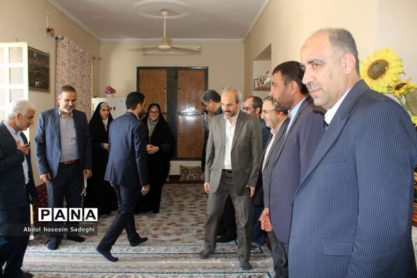 دیدار معاون وزیر آموزش و پرورش با خانواده شهید لک