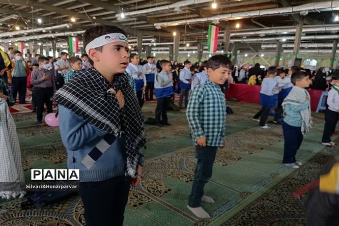 همایش دهه نودیها و همخوانی سرود سلام فرمانده ۲در جهرم