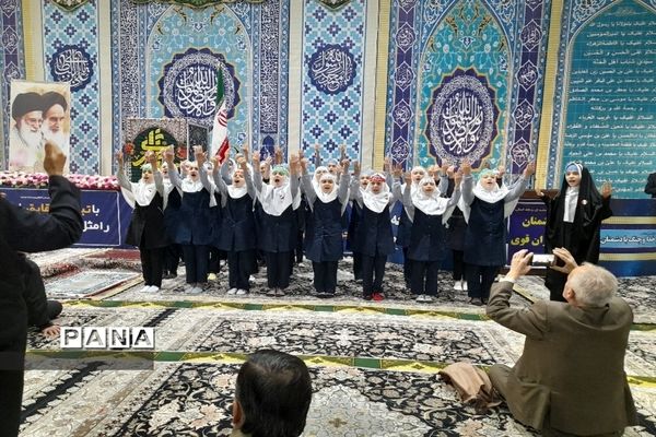 مسئولان اداره آموزش و پرورش شهرستان قدس در میز خدمت نماز جمعه پاسخگوی مراجعان مردمی