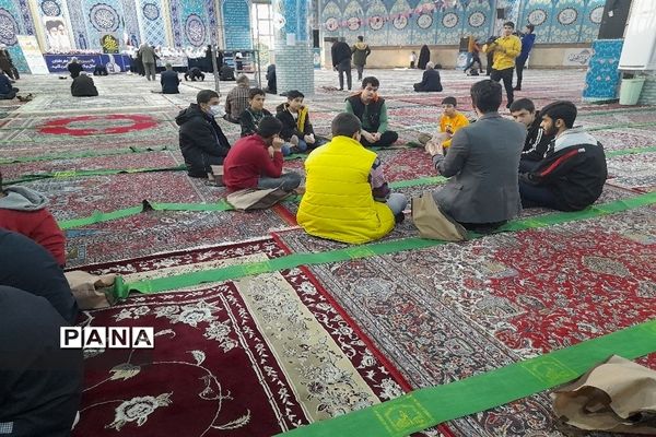 مسئولان اداره آموزش و پرورش شهرستان قدس در میز خدمت نماز جمعه پاسخگوی مراجعان مردمی