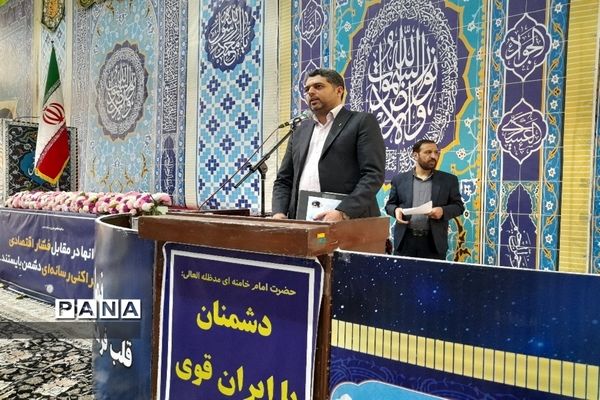 مسئولان اداره آموزش و پرورش شهرستان قدس در میز خدمت نماز جمعه پاسخگوی مراجعان مردمی