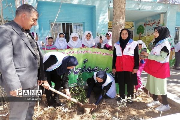 مراسم روز درختکاری در مدرسه حضرت زینب شهرستان خاتم