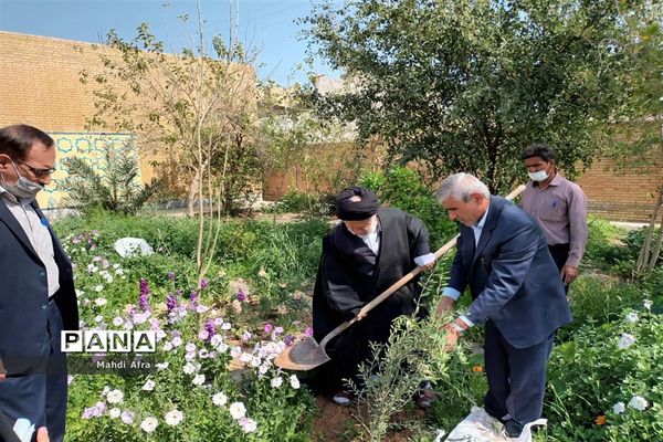 کاشت چند اصله درخت به مناسبت روز درختکاری در اداره آموزش و پرورش بهبهان