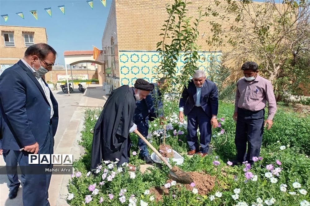 کاشت چند اصله درخت به مناسبت روز درختکاری در اداره آموزش و پرورش بهبهان