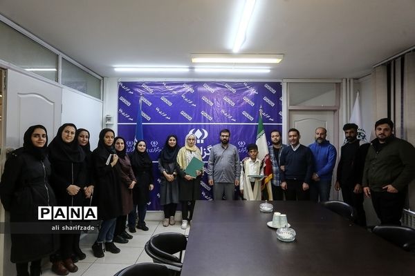 تقدیر مدیرعامل خبرگزاری پانا از فرزین کریمی دانش‌آموز‌ برگزیده جشنواره رسانه‌ای ابوذر