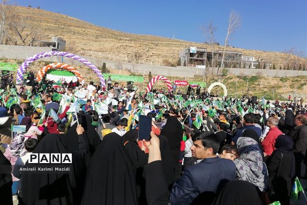 هم خوانی سرودهای زیبای «ذکر جهانی» و «عزیزم حسین2» در بلوار شهید چمران شیراز