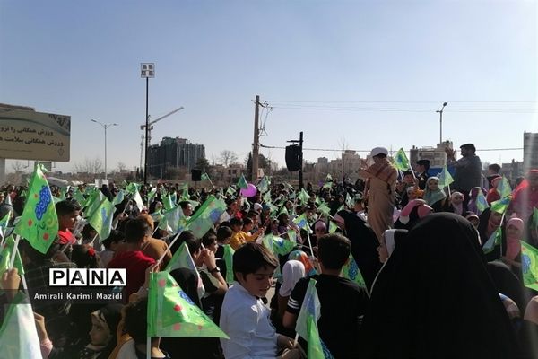 هم خوانی سرودهای زیبای «ذکر جهانی» و «عزیزم حسین2» در بلوار شهید چمران شیراز