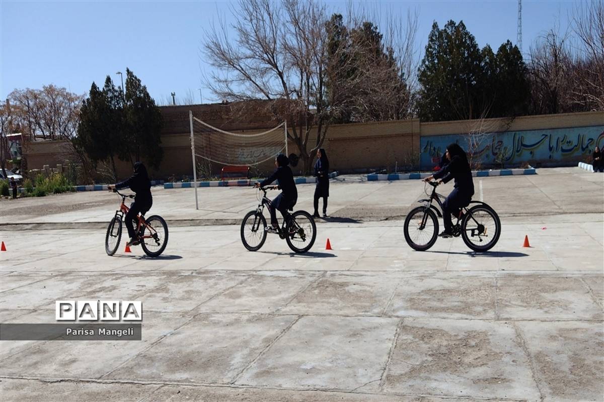 برگزاری المپیاد ورزشی درون مدرسه ای در آموزشگاه توحید شهرستان خاتم
