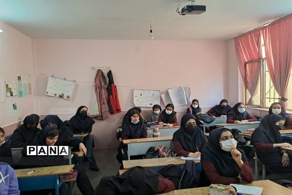 جلسه آموزشی طرح دادرس در دبیرستان سیزده آبان ناحیه یک کرج