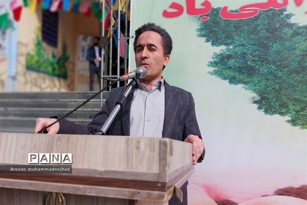 کاشت نهال به‌مناسبت روز درختکاری در مدرسه خدیجه شهرستان قرچک