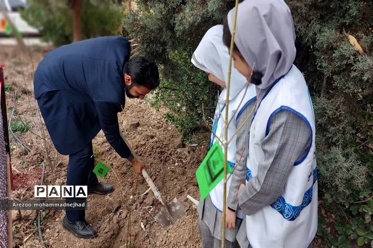کاشت نهال به‌مناسبت روز درختکاری در مدرسه خدیجه شهرستان قرچک