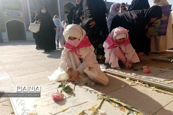 برگزاری جشن تکلیف دختران مدارس غیردولتی نواحی چهارگانه شیراز در حرم مطهر شاهچراغ(ع)