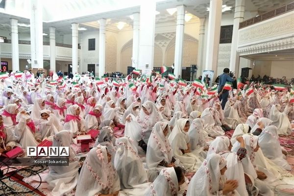 برگزاری جشن تکلیف دختران مدارس غیردولتی نواحی چهارگانه شیراز در حرم مطهر شاهچراغ(ع)