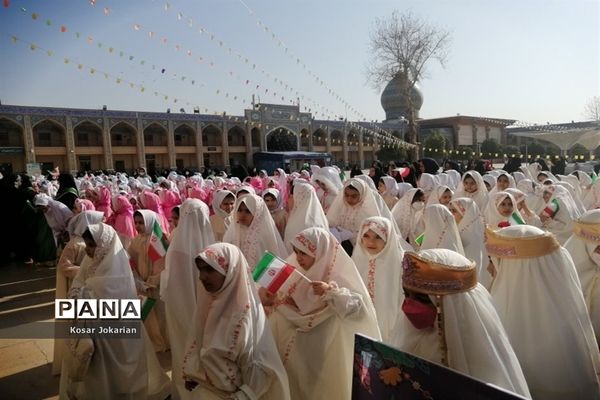 برگزاری جشن تکلیف دختران مدارس غیردولتی نواحی چهارگانه شیراز در حرم مطهر شاهچراغ(ع)