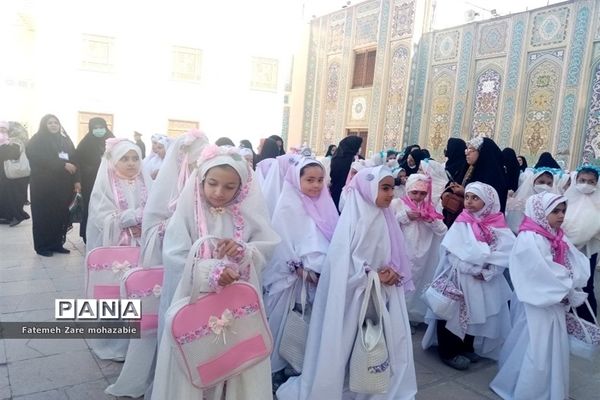 برگزاری جشن تکلیف دختران مدارس غیردولتی نواحی چهارگانه شیراز در حرم مطهر شاهچراغ(ع)