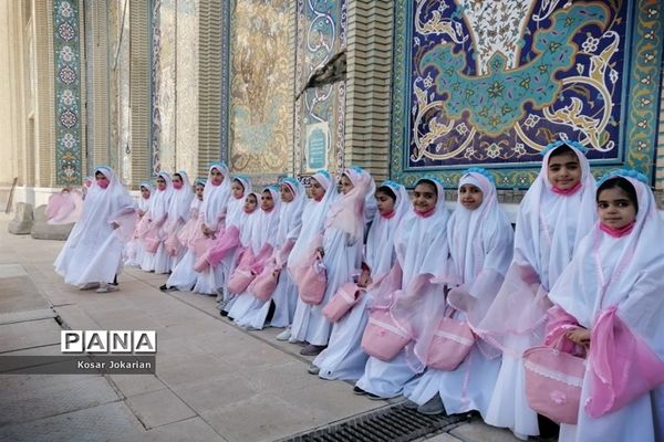 برگزاری جشن تکلیف دختران مدارس غیردولتی نواحی چهارگانه شیراز در حرم مطهر شاهچراغ(ع)