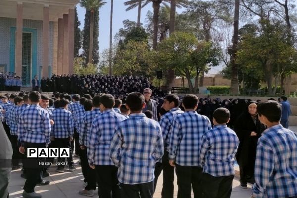 برگزاری سرود ۳۱۳ نفری دانش‌آموزان در آرامگاه سعدی شیرازی
