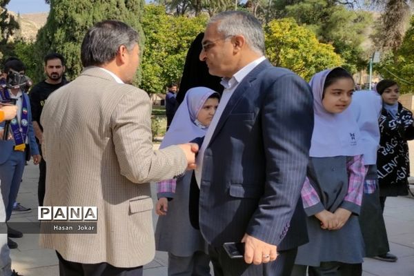 برگزاری سرود ۳۱۳ نفری دانش‌آموزان در آرامگاه سعدی شیرازی