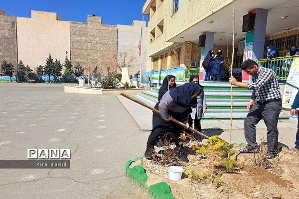 کاشت نهال در مدارس شهید همت و شکوفه‌های دانش ملارد