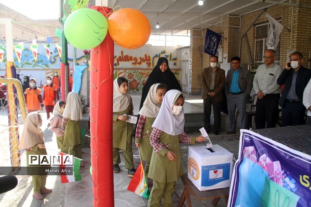 نواخته شدن زنگ جشن نیکوکاری در دبستان شاهد حریت بهبهان