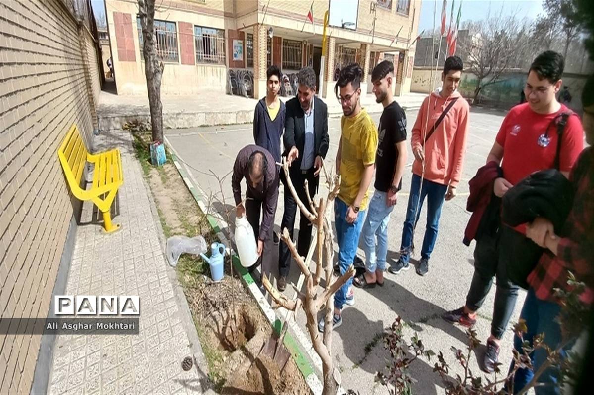 مراسم تجلیل از دانش‌آموزان برتر مسابقات علمی، فرهنگی و قرآنی دبیرستان شمس تبریزی شهرستان نظرآباد