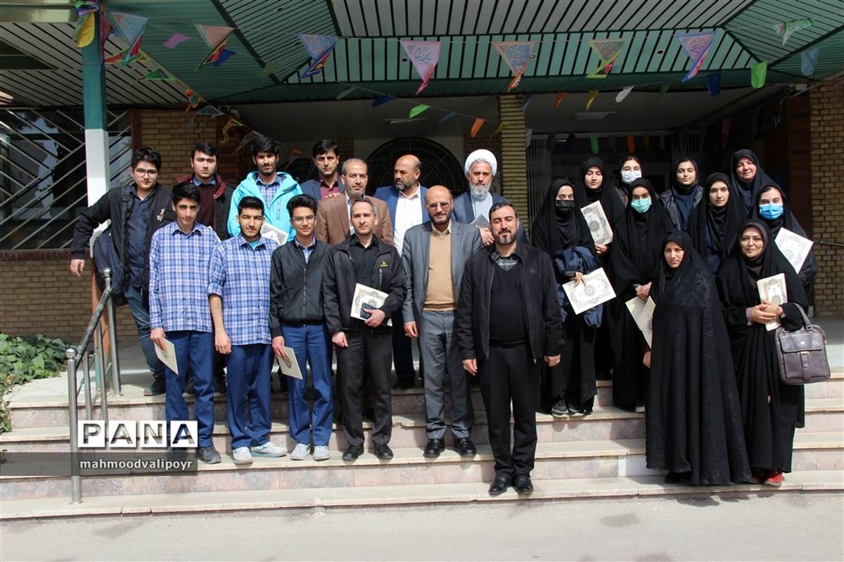 نشست توانمند‌سازی و تجلیل ازاعضای شورای دانش‌آموزی برتر استان قزوین