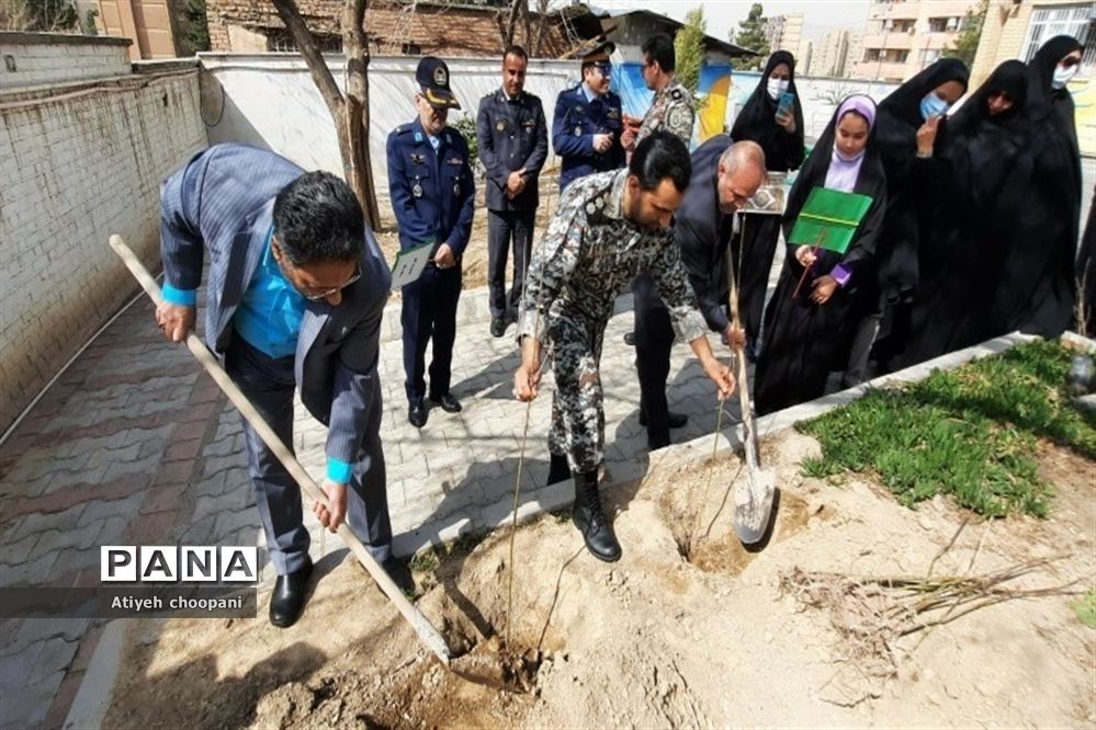 آیین روز درختکاری در دبستان دخترانه شهید یاسینی منطقه ۱۴