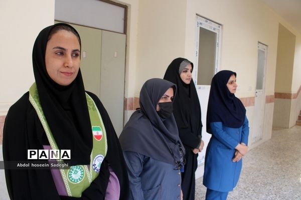 کاشت نهال در دبستان شهدای مدافع سلامت در بوشهر