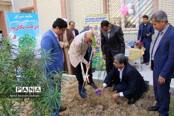 کاشت نهال در دبستان شهدای مدافع سلامت در بوشهر