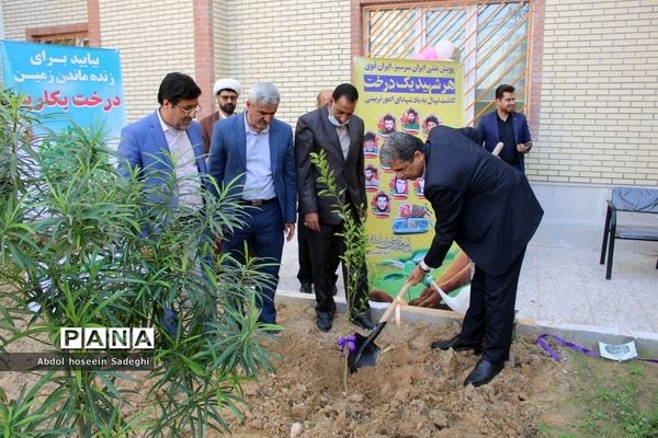 کاشت نهال در دبستان شهدای مدافع سلامت در بوشهر