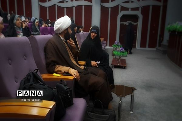 دانشجو معلمان پردیس نسیبه تهران میزبان پرچم متبرک حرم امام حسین (ع) شدند