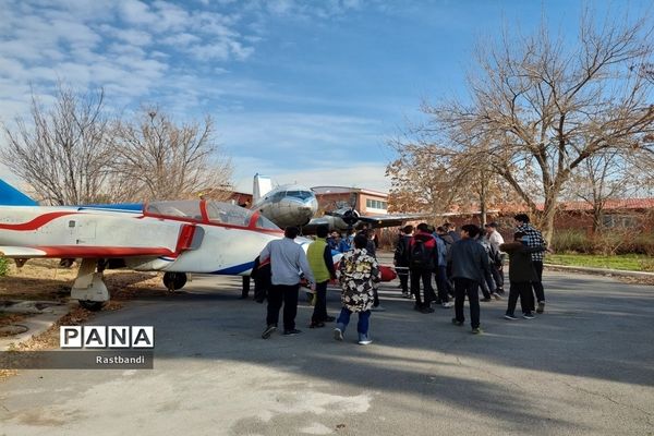 بازدید دانش‌آموزان دبیرستان شیخ فضل الله منطقه ۱۳ از نمایشگاه هوانیروز