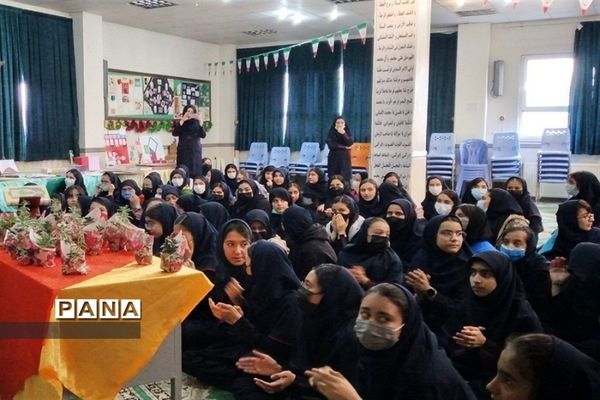 جشن میلاد با سعادت منجی عالم  بشریت در دبیرستان شهید زارع ناحیه 3 کرج