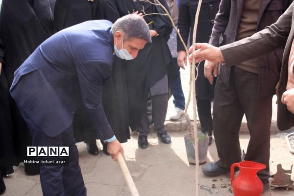 گرامیداشت روز درختکاری در ناحیه یک بهارستان