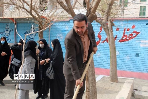 گرامیداشت روز درختکاری در ناحیه یک بهارستان