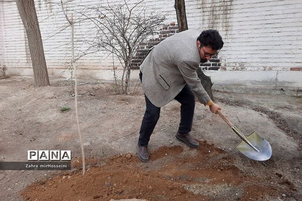 گرامیداشت روز درختکاری در دبیرستان حدیث کسا ناحیه یک شهرری