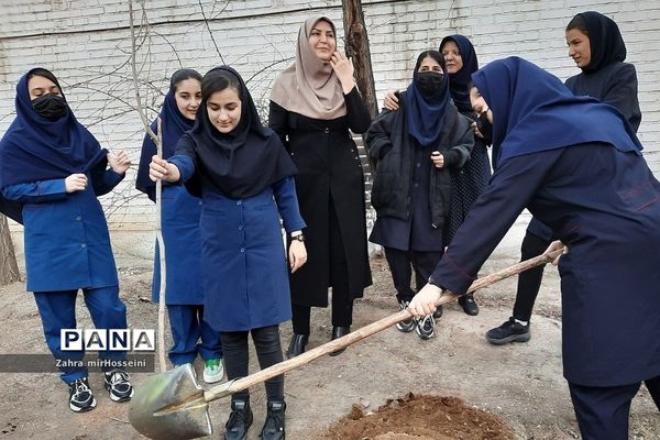گرامیداشت روز درختکاری در دبیرستان حدیث کسا ناحیه یک شهرری