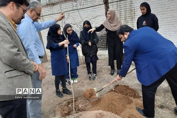 گرامیداشت روز درختکاری در دبیرستان حدیث کسا ناحیه یک شهرری