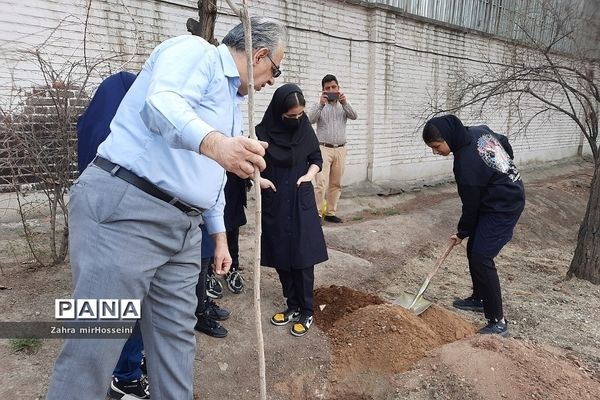 گرامیداشت روز درختکاری در دبیرستان حدیث کسا ناحیه یک شهرری