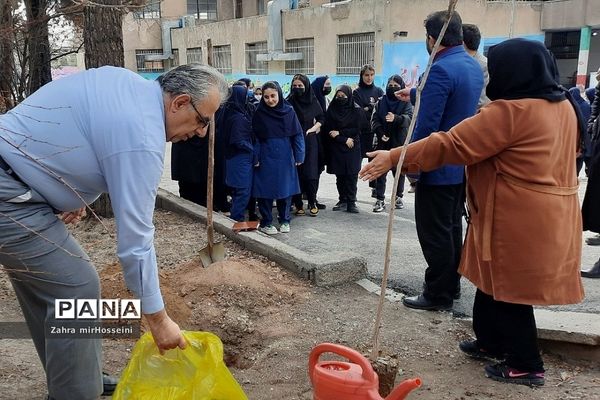 گرامیداشت روز درختکاری در دبیرستان حدیث کسا ناحیه یک شهرری
