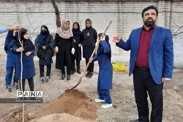 گرامیداشت روز درختکاری در دبیرستان حدیث کسا ناحیه یک شهرری
