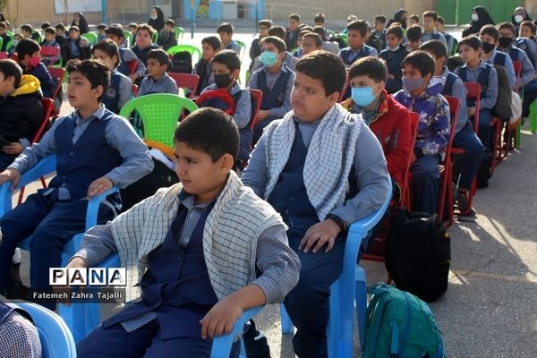 نواختن زنگ درختکاری در مدرسه گلستان شهرستان سمنان -1