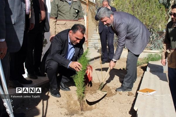 نواختن زنگ درختکاری در مدرسه گلستان شهرستان سمنان-2