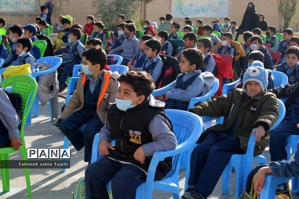 نواختن زنگ درختکاری در مدرسه گلستان شهرستان سمنان-2