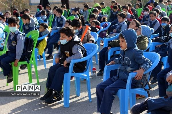 نواختن زنگ درختکاری در مدرسه گلستان شهرستان سمنان-2