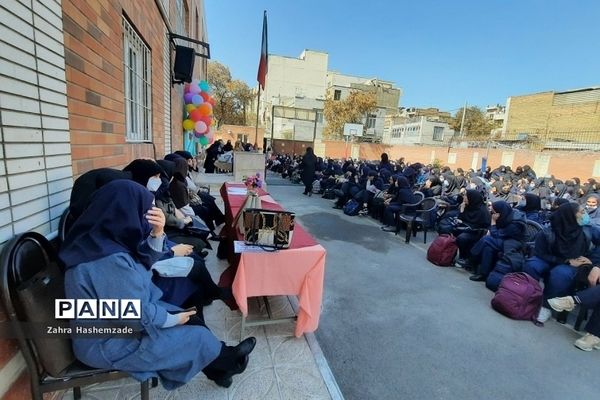 جشن نیمه شعبان و تقدیر از رتبه‌های برتر، در دبیرستان عفت آهنگری ناحیه یک ری